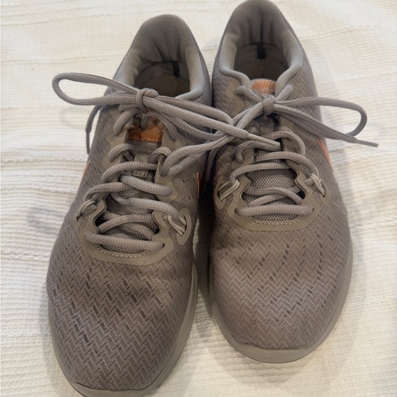 Nike trainer sneakers leopard and metallic accent - Picture 3 of 7